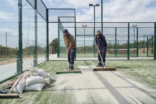 Why is silica sand used on padel tennis courts?