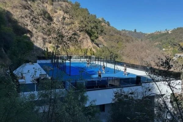How to transform your rooftop into an exclusive paddle tennis facility?