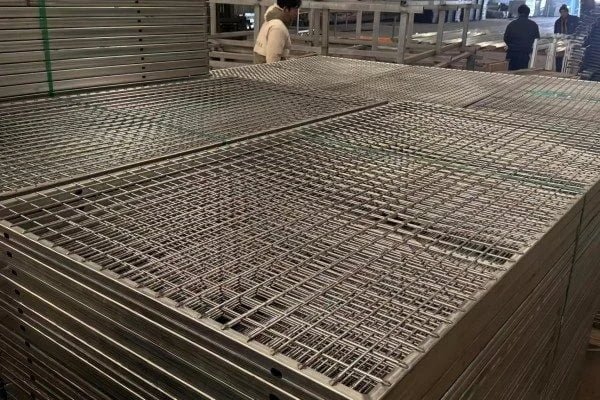 Why is the quality of the materials and design of the metal structures of the paddle tennis courts so important?