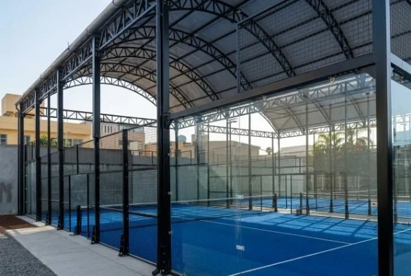 When Is a Reinforced Padel Court Roof Necessary for Your Facility?