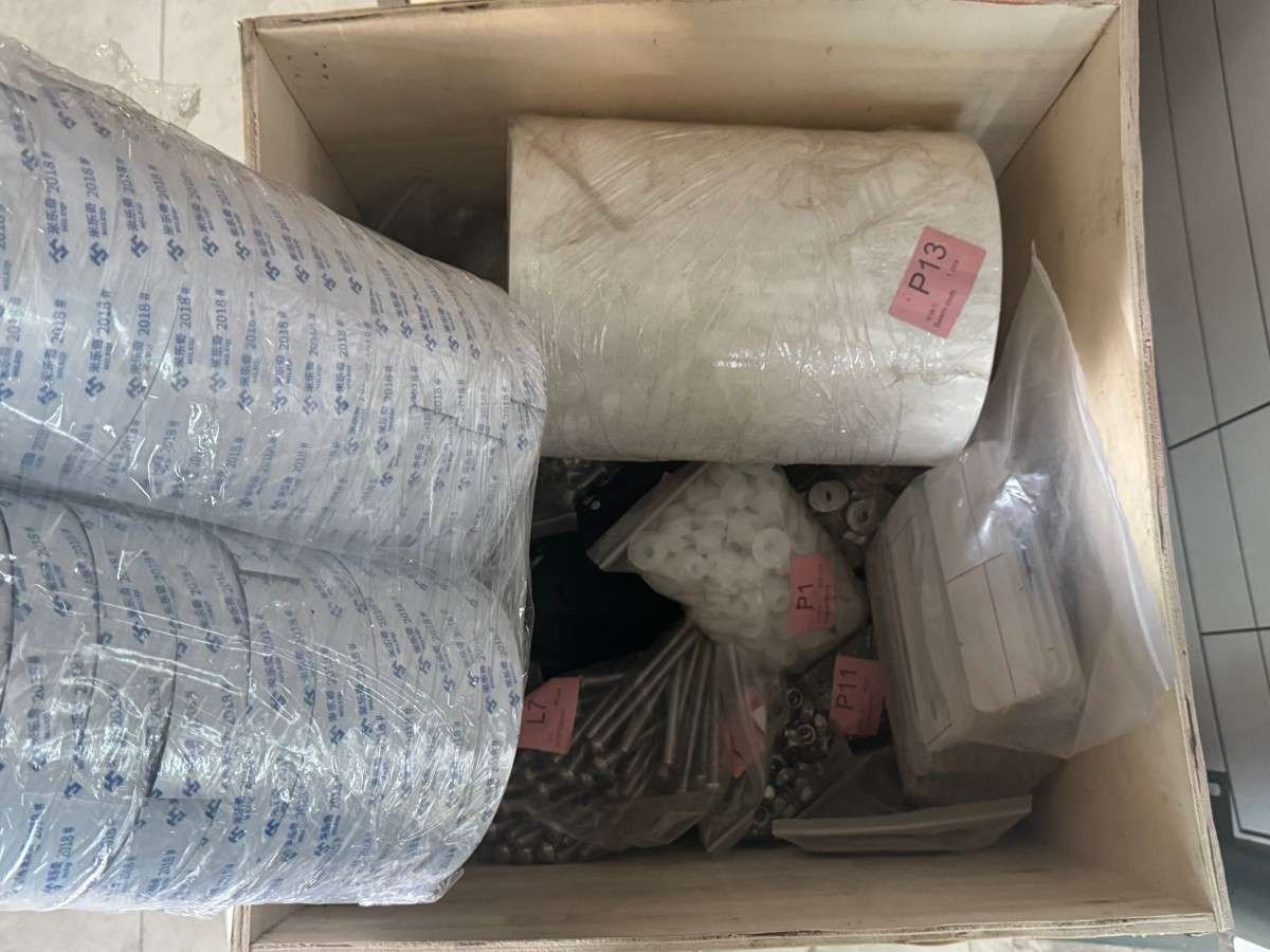Screws, nets and accessories