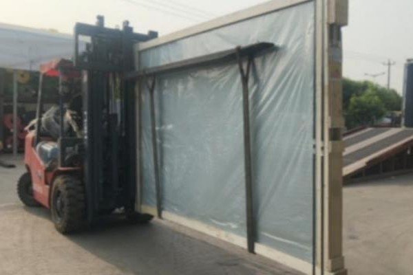 Temporary padel court logistics and unloading