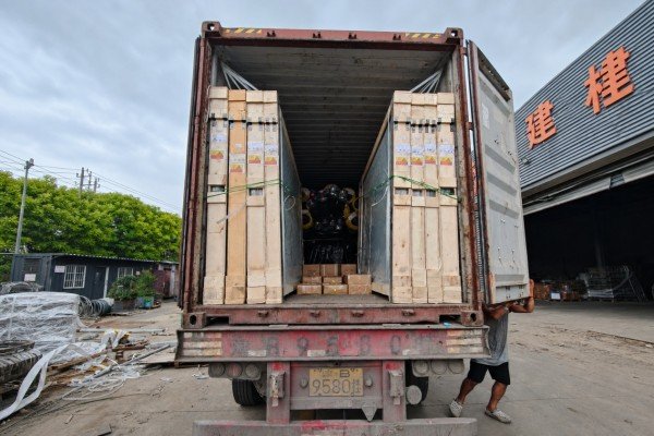 Safe container loading for padel court glass panels