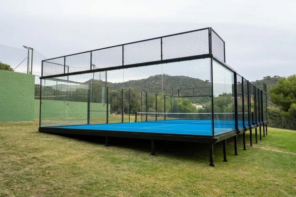 Temporary padel court leveling system