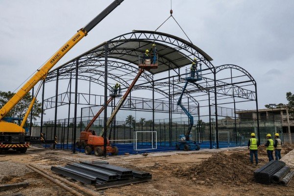 Installing a roof for a padel court