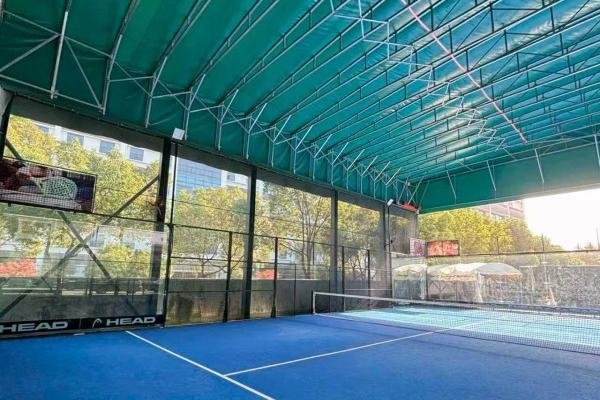 Advantages of an electric retractable padel court roof