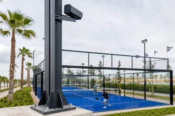 Custom load-bearing poles protecting smart padel technology