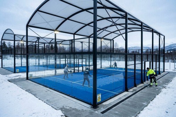 Roofed padel court winter operations