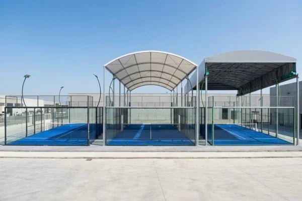 Comparison of open, fixed-roof, and electric retractable padel courts