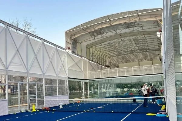 Electric retractable roof over a panoramic padel court